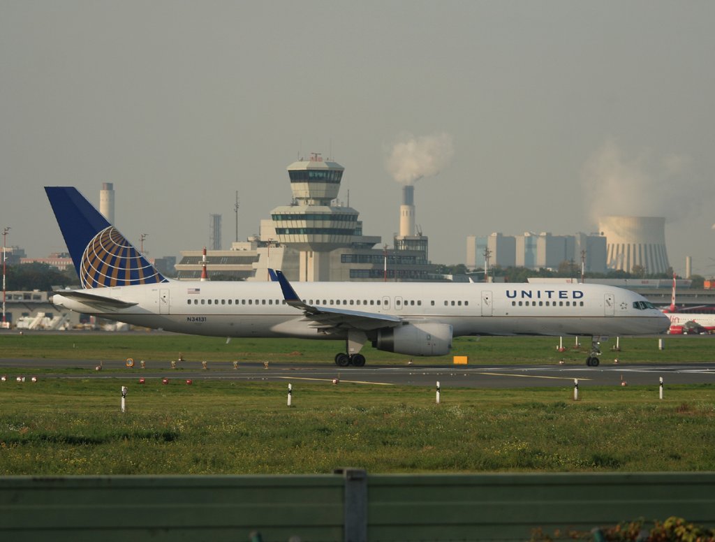 United Airlines B 757-224 N34131 kurz vor dem Start in Berlin-Tegel am 04.10.2011