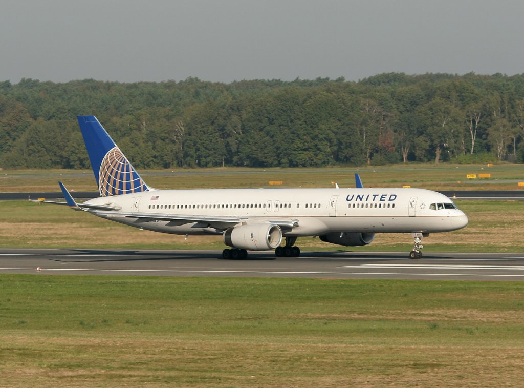 United Airlines B 757-224 N57111 beim Start in Berlin-Tegel am 25.09.2011