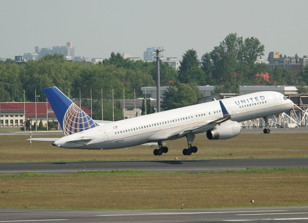 United Airlines B 757-224 N67134 beim Start in Berlin-Tegel am 22.05.2012