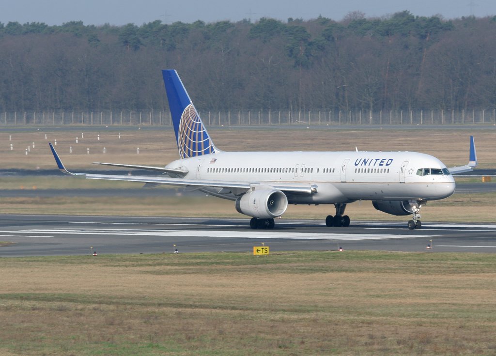 United Airlines B 757-224(WL) N18112 beim Start in Berlin-Tegel am 03.04.2011