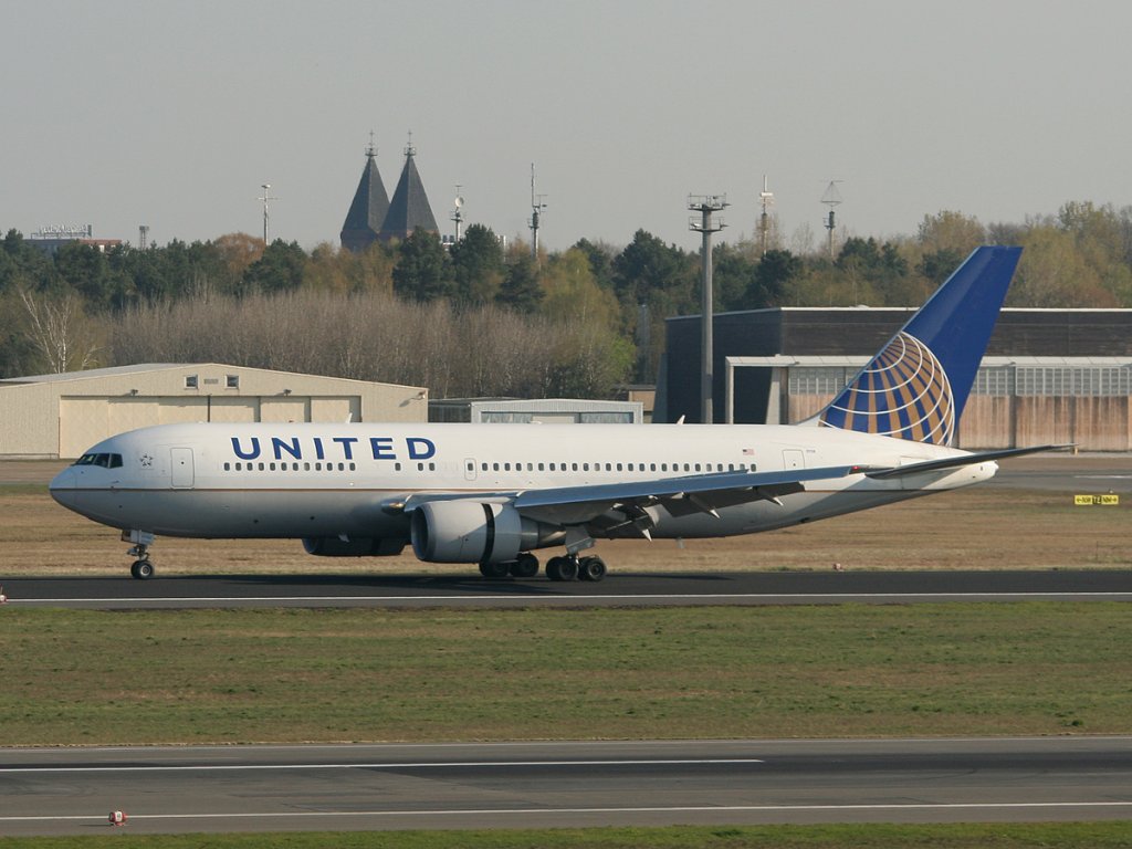 United Airlines B 767-224(ER) N67158 nach der Landung in Berlin-Tegel am 21.04.2012