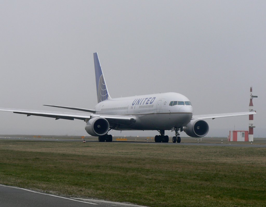 United Airlines B 767-224(ER) N73152 auf dem Weg zum Start in Berlin-Tegel im morgenlichen Nebel des 25.03.2012