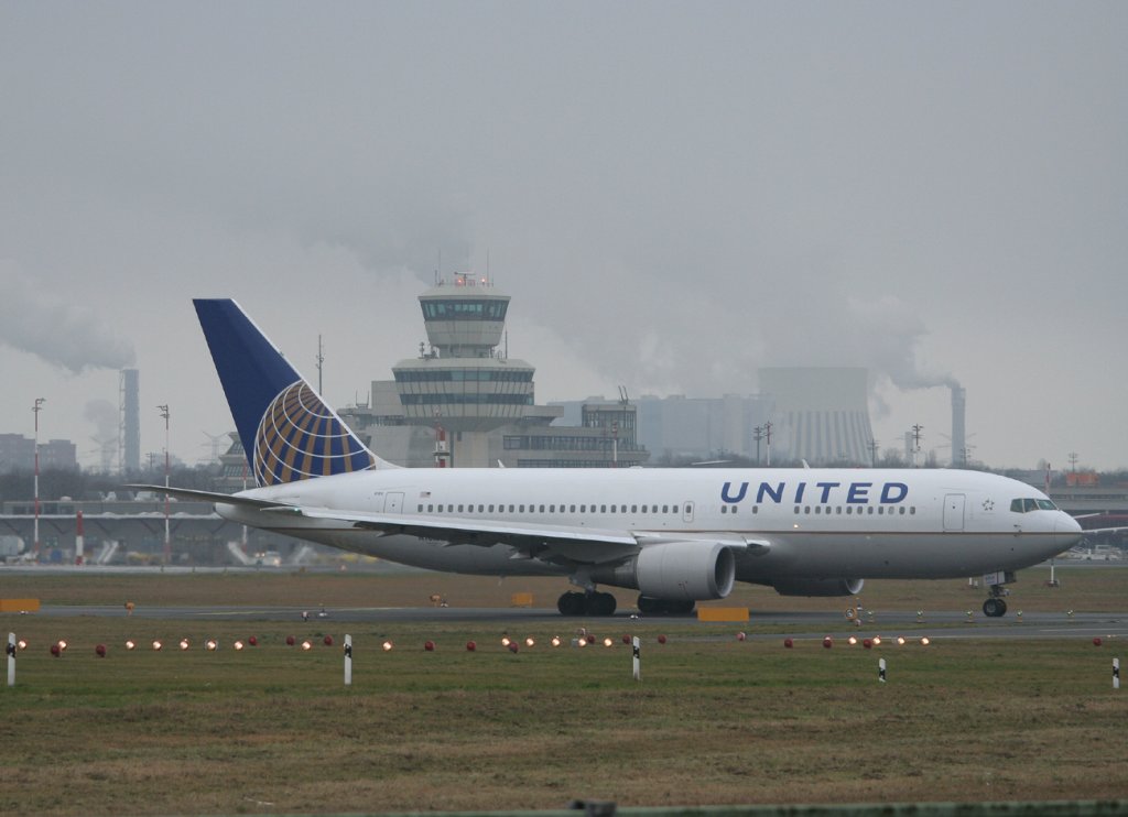 United Airlines B 767-224(ER) N76153 kurz vor dem Start in Berlin-Tegel am 31.12.2011