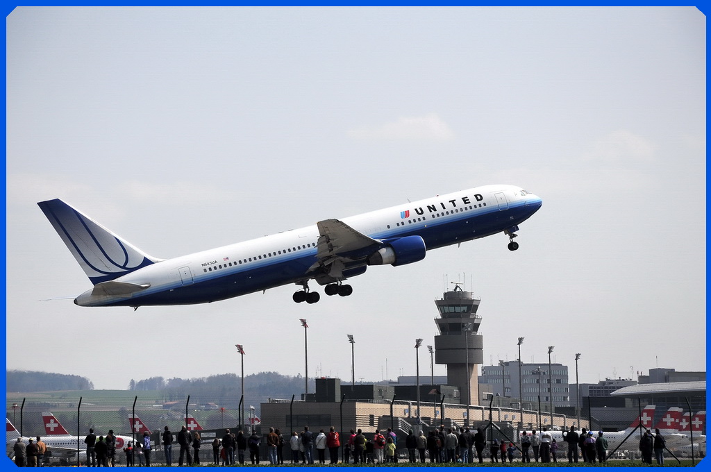 United Airlines, N643UA, Boeing 767-322/ER. Die vielen Menschen warten auf den Airbus A380, der in 20 Minuten folgt. Der Parkplatz beim Heliport-Grill ist am Wochende berfllt. 10.4.2010