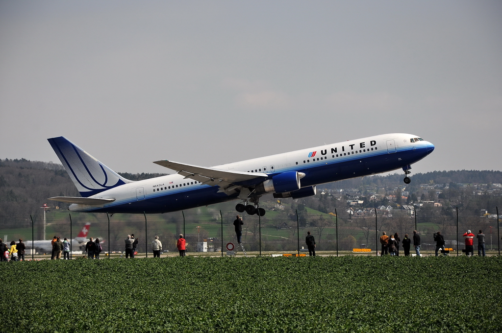 United Airlines, N643UA, Boeing 767-322/ER. Wo kann man so schn die startenden Maschinen noch sehen als in Zrich-Kloten ? 10.4.2010