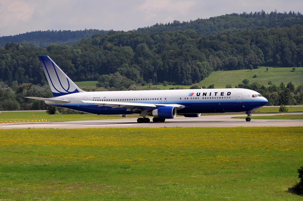United Airlines, N647UA, Boeing 767-322/ER. Gleich erfolgt der Start auf der Bahn 16. 6.8.2010