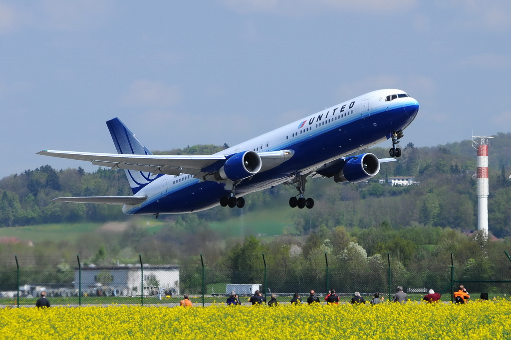 United Airlines, N658UA, Boeing 767-322/ER. Das Gelb des Rapsfeldes gibt zum Blau der Boeing einen schnen Kontrast. 27.4.2010