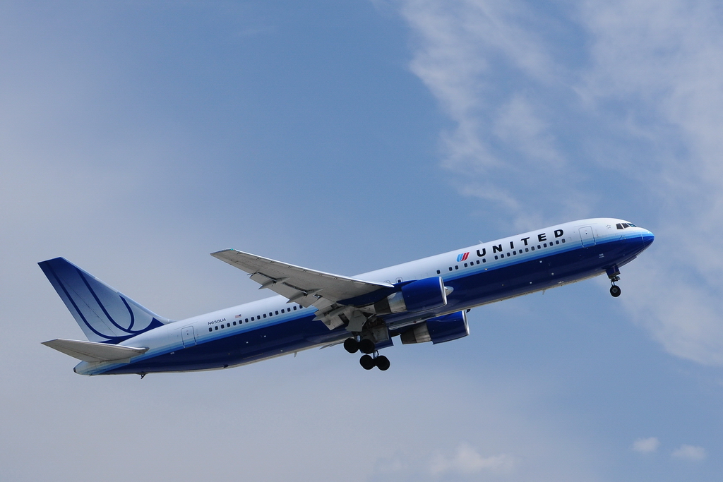 United Airlines, N658UA, Boeing 767-322/ER. Bilderbuchstart der Boeing 767 in den blauen Himmel am Flughafen Zrich. 27.4.2010