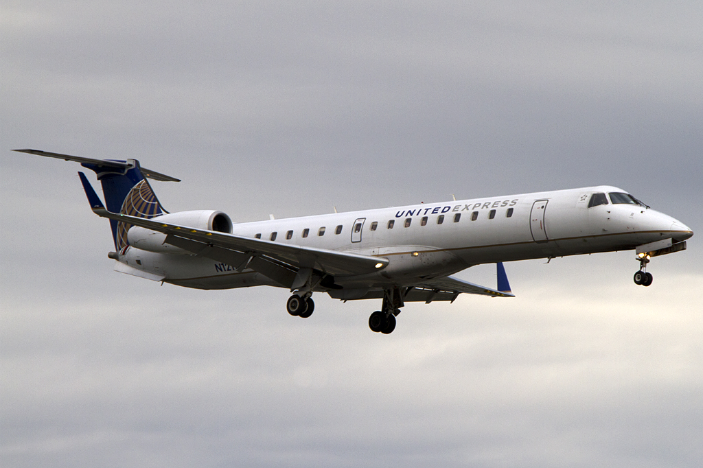 United Express, N12172, Embraer, EMB-145XR, 24.08.2011, YUL, Montreal, Canada 




