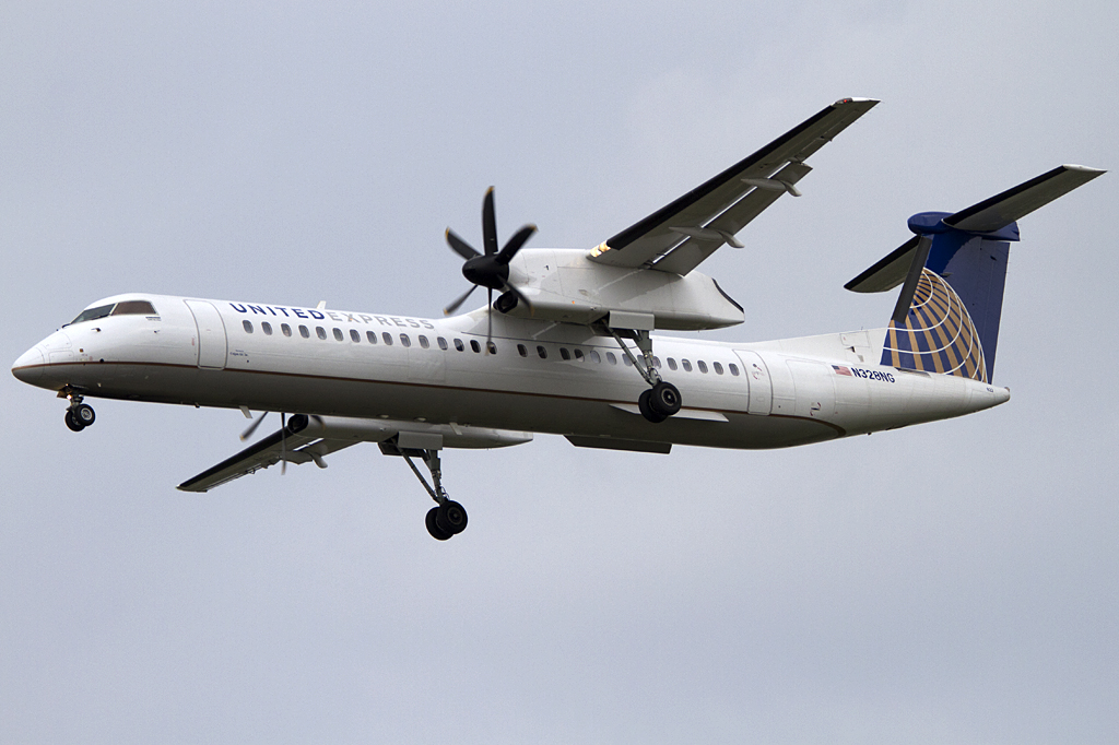 United - Express, N328NG, Bombardier, DHC-8-402Q Dash-8, 04.09.2011, YYZ, Toronto, Canada

