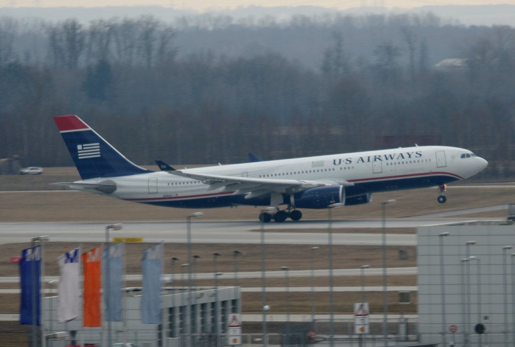 US Airways A 330-243 N281AY beim Start in Mnchen an einem sehr trben 10.03.2011