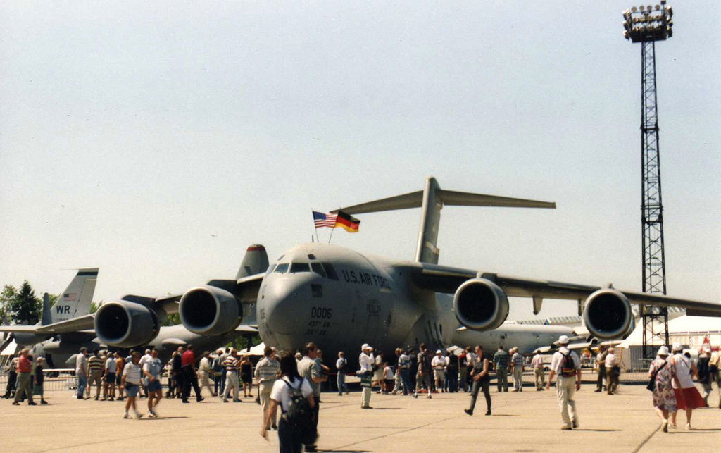 USA Air Force Boeing C 17 A Globmaster II 96-0006  The Spirit of Berlin  auf der ILA 2000 in Berlin-Schnefeld (Scan)