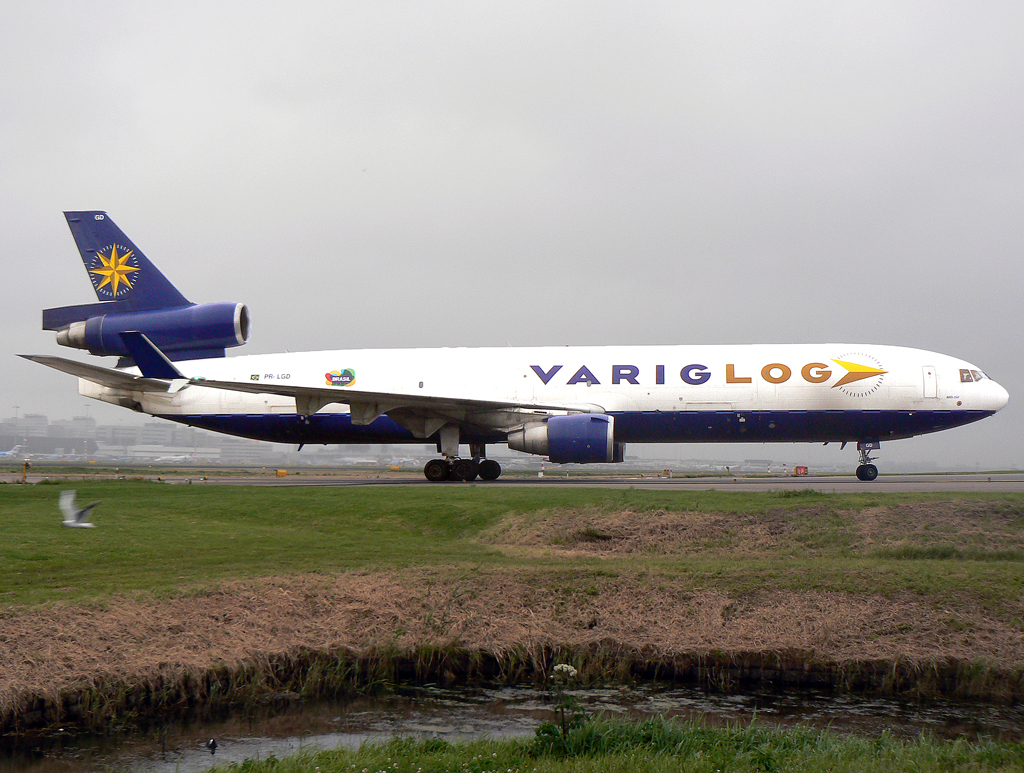 Varig Log MD-11F PR-LGD auf dem Taxiway zur Cargoplatte in AMS / EHAM / Amsterdam am 12.07.2007