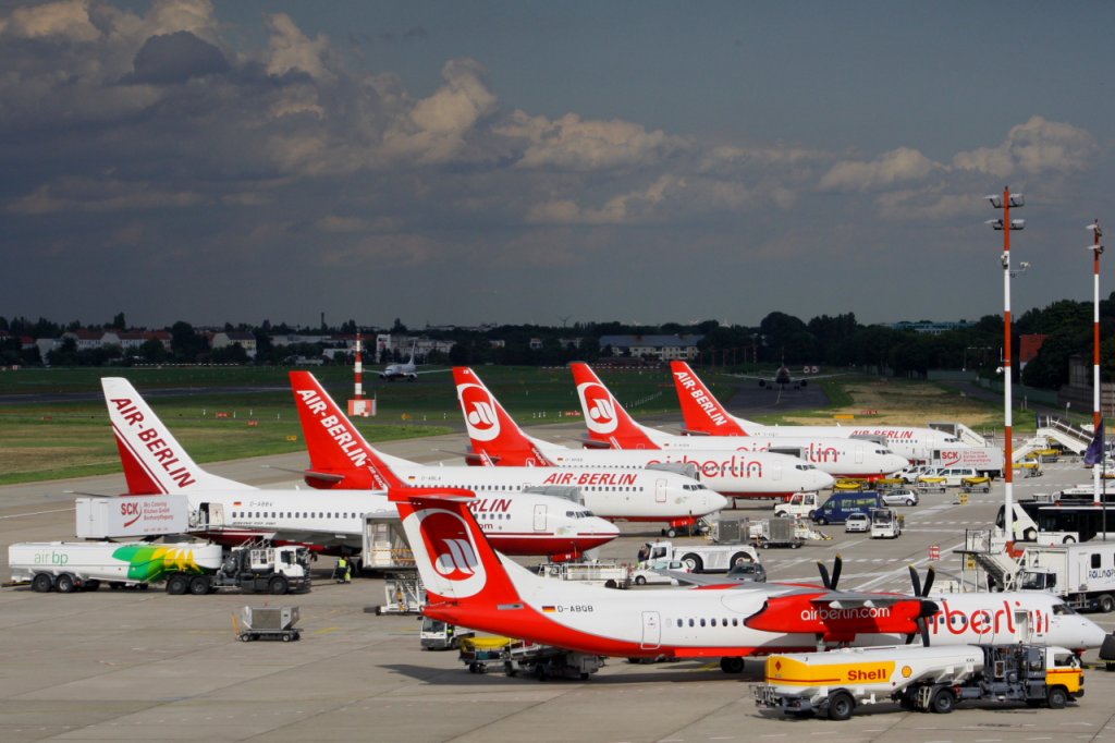 Verschiedene Air Berlin-Flugzeuge vor dem neuen Terminal C des Berilner Flughafen Tegel am 19. August 2010 