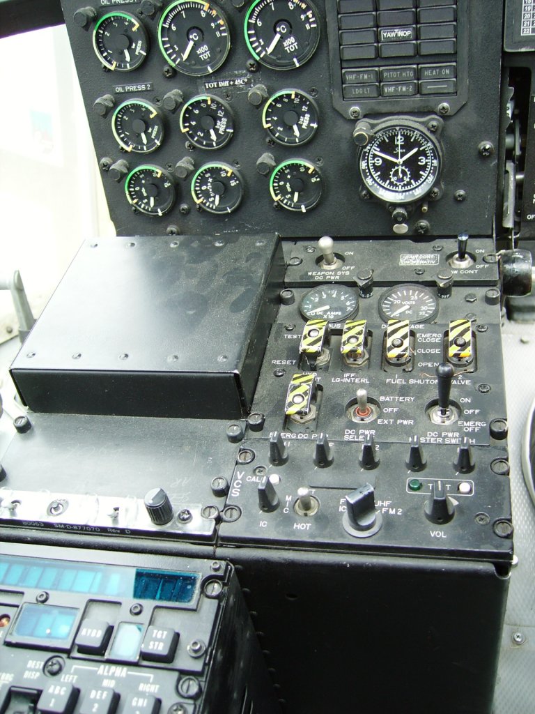 Viele Knpfe im Cockpit einer BO 105 am 18.06.11