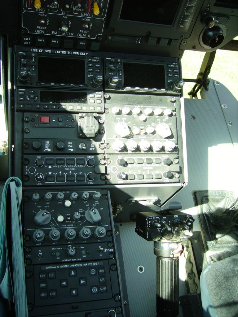 Viele Knpfe im Cockpit des EC 135 von Christoph 2 am 08.05.11