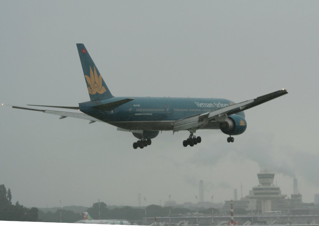 Vietnam Airlines B 777-2Q8(ER) VN-A150 bei der Landung in Berlin-Tegel im strmenden Regen am 25.06.2012
