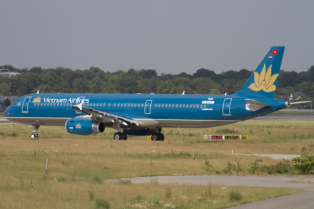 Vietnam Airlines, D-AVZB (later Reg.: VN-A325), Airbus, A321-231, 30.05.2011, XFW, Hamburg-Finkenwerder, Germany 



