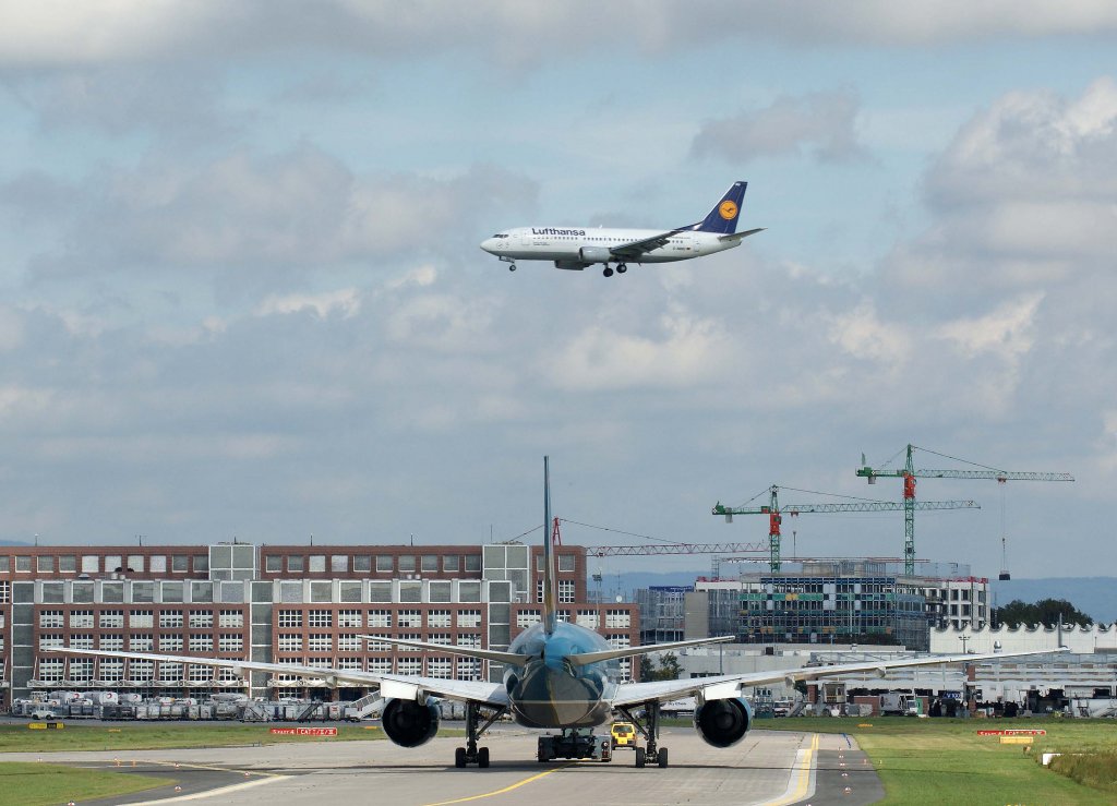 Vietnam Airlines, VN-A145, Boeing, 777-200 ER (im Hintergrund landet Lufthansa D-ABXU), 10.09.2011, FRA-EDDF, Frankfurt, Germany