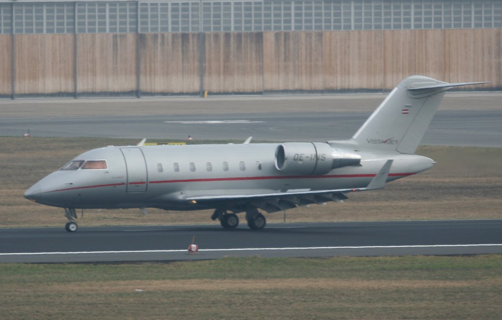 VistaJet Challenger 605 OE-INS nach der Landung in Berlin-Tegel am 02.04.2011