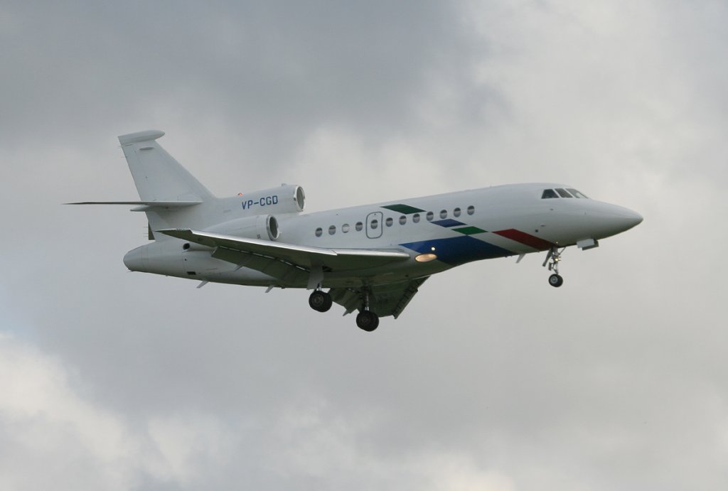 Volkswagen Air Service Dassault Falcon 900EX VP-CGD kurz vor der Landung in Berlin-Tegel am 25.06.2012