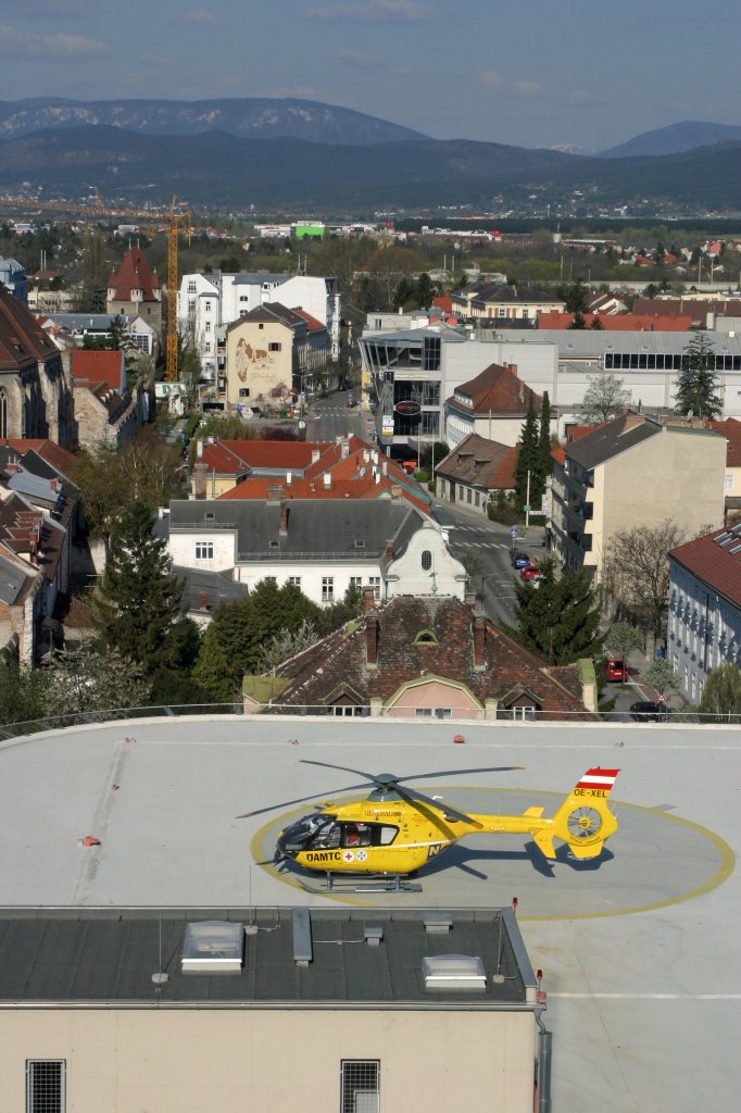 Vor der Kulisse von Wr.Neustadt wartet Christophorus 3 auf seine Mannschaft nach der Patientenbergabe auf den Abflug zum Sttzpunkt. April 2012