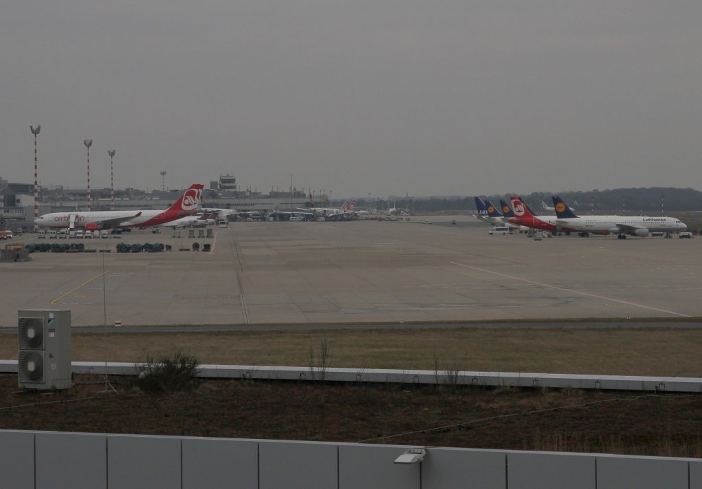 Vorfeld (bei bescheidenem Wetter), 11.03.2013, DUS-EDDL, Dsseldorf, Germany 
