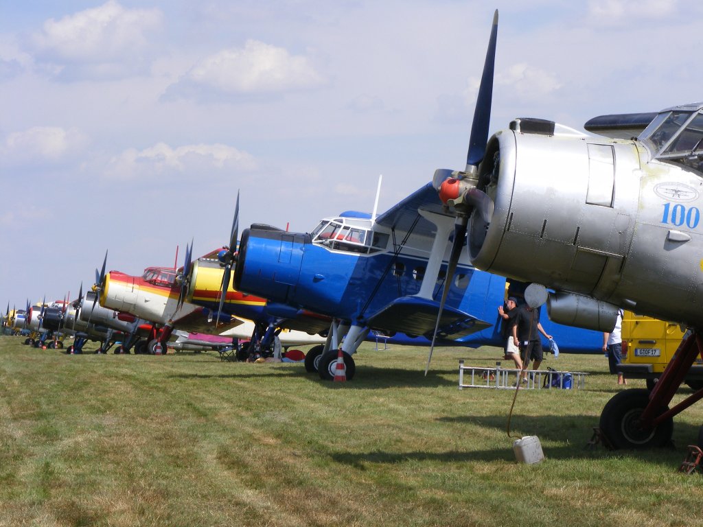 Vorstartlinie beim Antonow AN 2 Treffen vom 7.-9.8.2009 in Gera EDAJ.Es waren 22 schöne ANNA`s beteiligt.