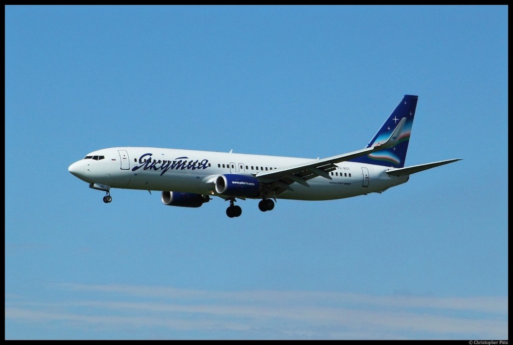 VQ-BOY, eine 737-800 der Yakutia, setzt am 14.9.2012 in Dresden zur Landung an.