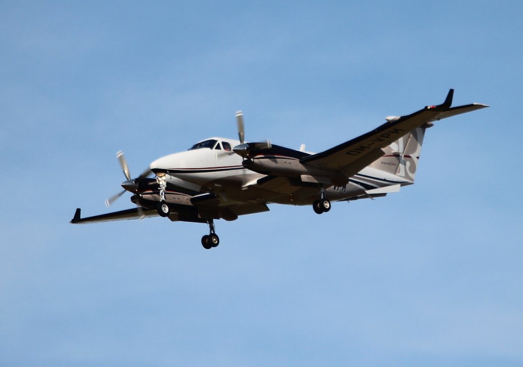 VR Jet Beech B-300 Super King Air 350i OM-VPM bei der Landung in Berlin-Schnefeld am 10.09.2012
