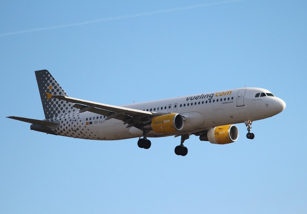 Vueling A 320-214 EC-LLJ bei der Landung in Berlin-Tegel am 01.03.2013