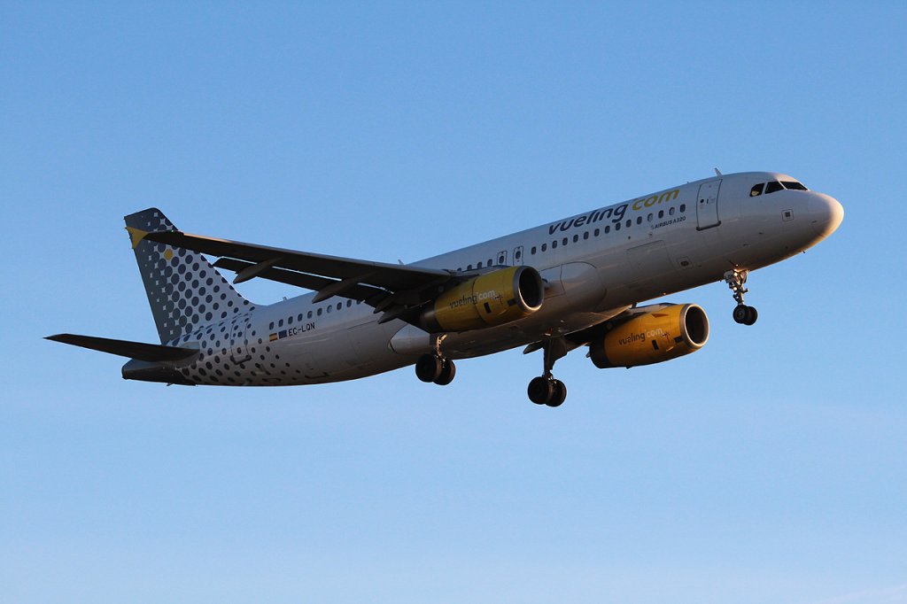 Vueling A 320-232 EC-LQN bei der Landung in Berlin-Tegel am 28.12.2012