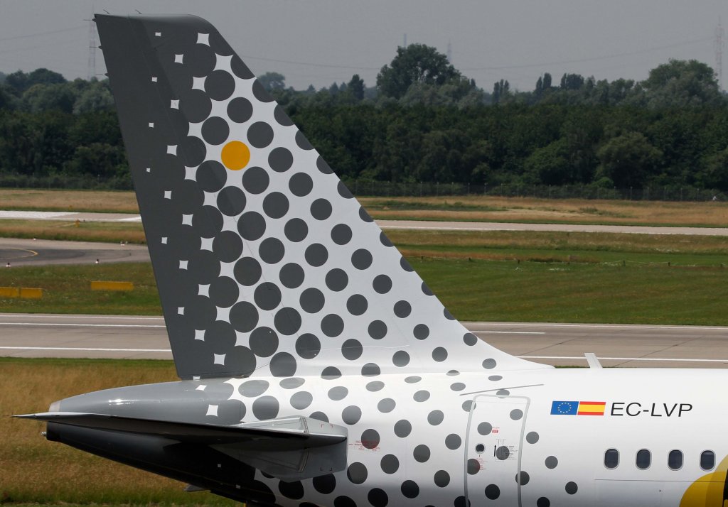 Vueling Airlines, EC-LVP  Linking Europe , Airbus, A 320-200 sl (sharklets ~ Seitenleitwerk/Tail), 01.07.2013, DUS-EDDL, Dsseldorf, Germany