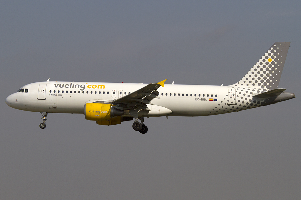 Vueling, EC-HHA, Airbus, A320-214, 06.09.2010, BCN, Barcelona, Spain 



