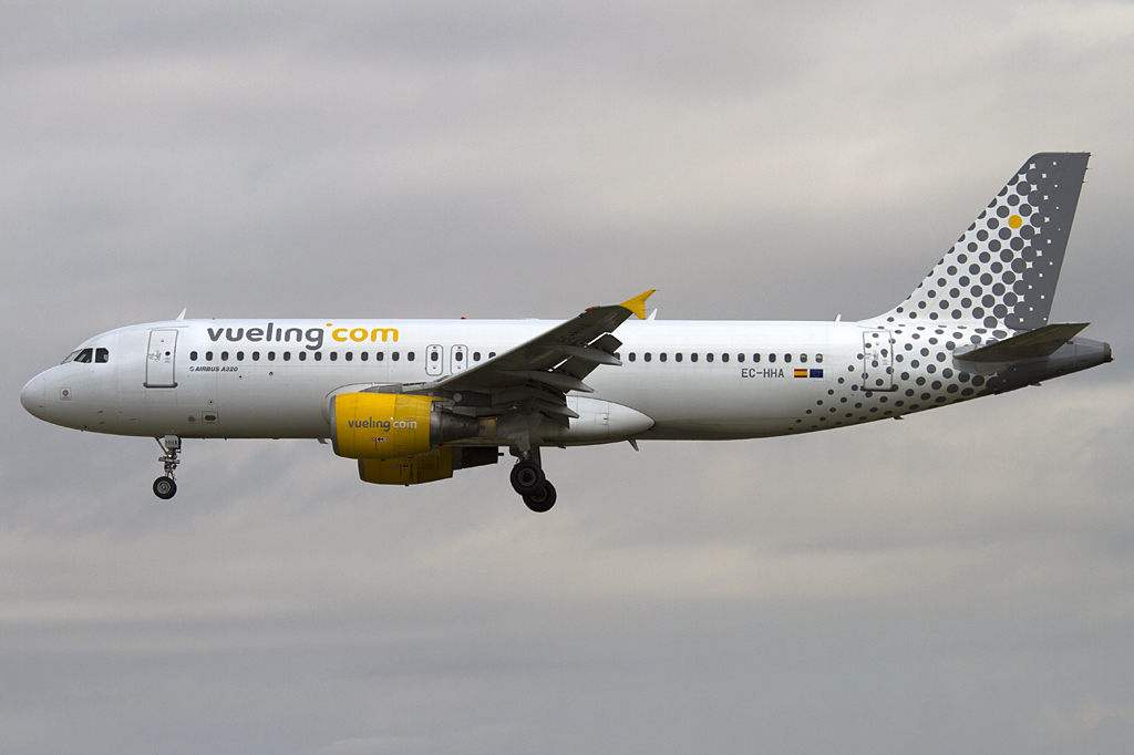 Vueling, EC-HHA, Airbus, A320-214, 10.09.2010, BCN, Barcelona, Spain 





