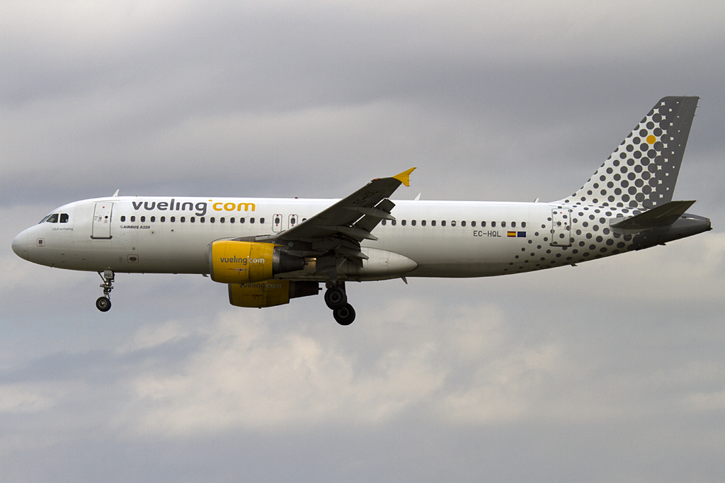 Vueling, EC-HQL, Airbus, A320-214, 10.09.2010, BCN, Barcelona, Spain 




