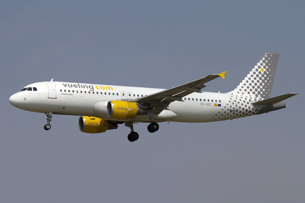Vueling, EC-KDT, Airbus, A320-216, 06.09.2010, BCN, Barcelona, Spain

