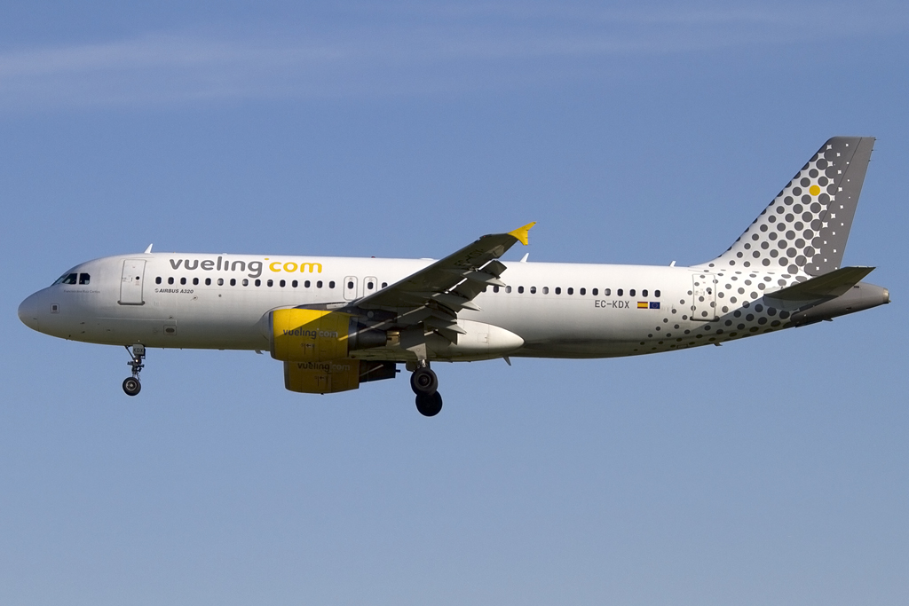 Vueling, EC-KDX, Airbus, A320-216, 01.05.2013, BCN, Barcelona, Spain 



