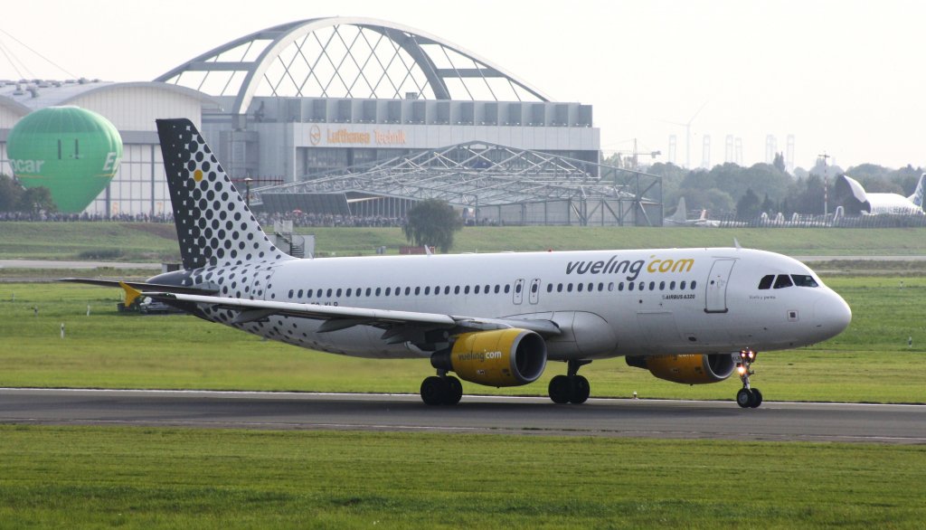 Vueling, EC-KLB, Airbus A320-214, 24.09.2011, HAM-EDDH, Hamburg, Germany