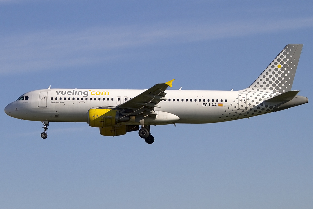 Vueling, EC-LAA, Airbus, A320-214, 01.05.2013, BCN, Barcelona, Spain 



