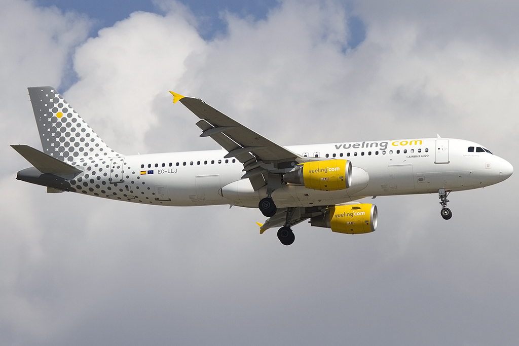 Vueling, EC-LLJ, Airbus, A320-216, 04.05.2013, BCN, Barcelona, Spain 



