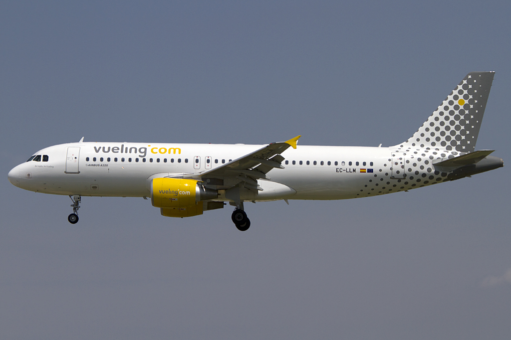 Vueling, EC-LLM, Airbus, A320-214, 16.06.2011, BCN, Barcelona, Spain 





