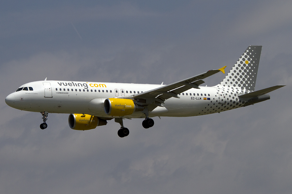 Vueling, EC-LLM, Airbus, A320-214, 18.06.2011, BCN, Barcelona, Spain 
