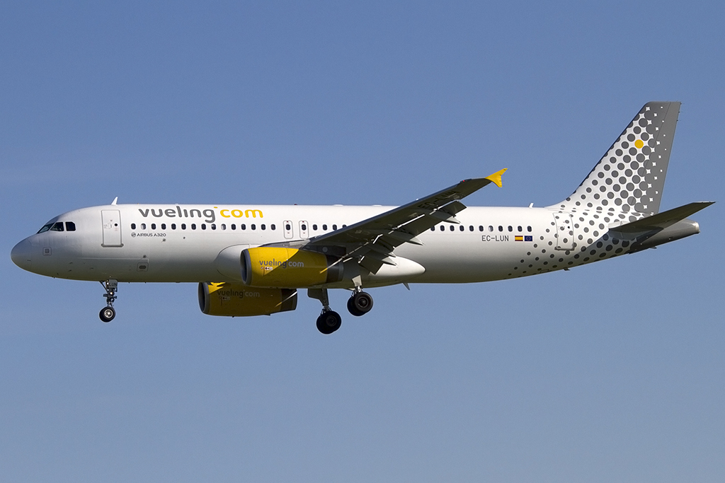 Vueling, EC-LUN, Airbus, A320-232, 01.05.2013, BCN, Barcelona, Spain 


