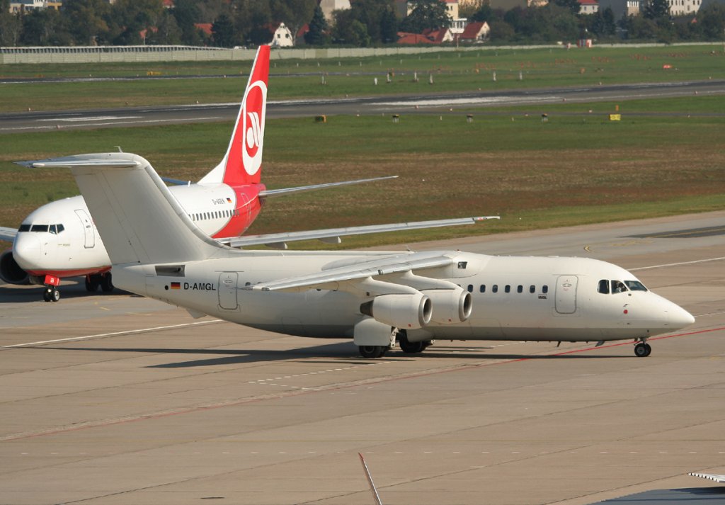 WDL Aviation BAe 146-200 D-AMGL bei der Ankunft in Berlin-Tegel am 25.09.2011