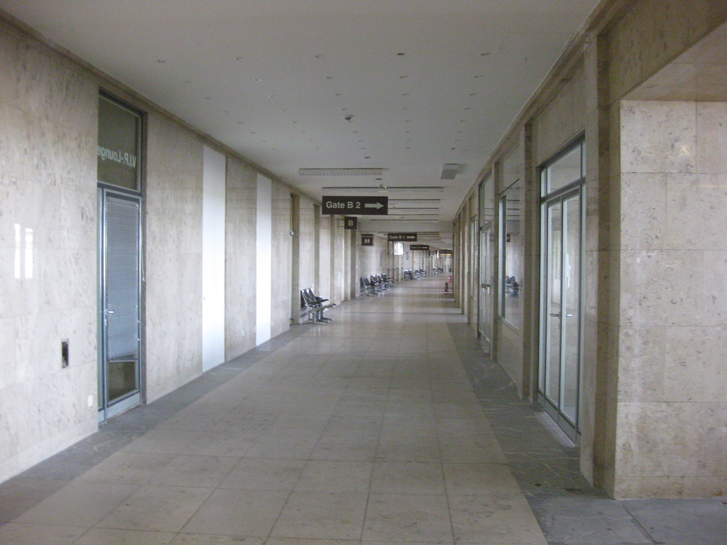 Weg zu den Gates am Flughafen Berlin-Tempelhof (10.09.09)