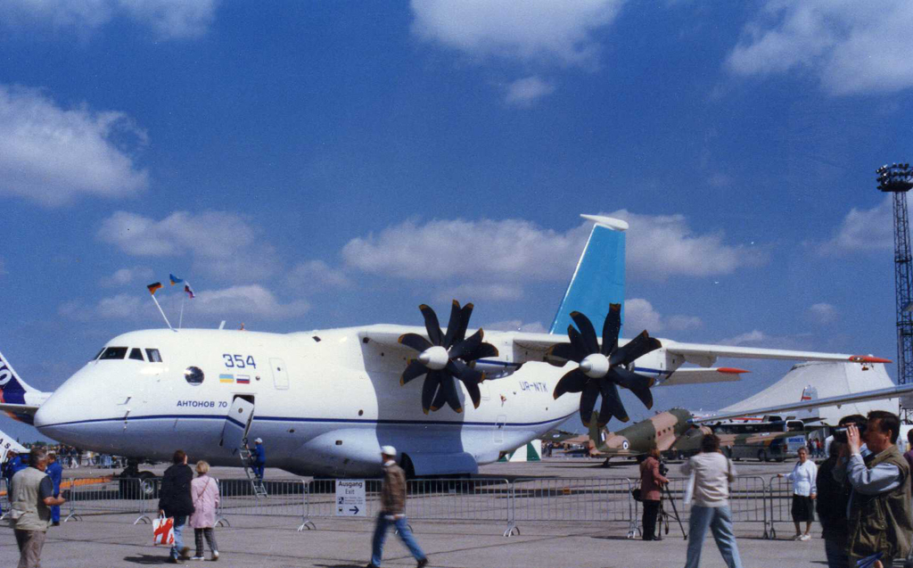 Weitere Ansicht der Antonov Design Bureau AN 70 UR-NTK auf der ILA 1998 in Berlin-Schnefeld (Scan)