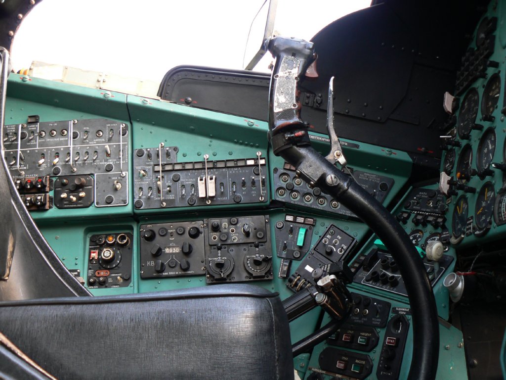 Weiterer Blick in das Cockpit des 1.Hubschrauberfhrers der NVA Mil Mi-24D 547 im Flugplatzmuseum Cottbus am 24.07.2011