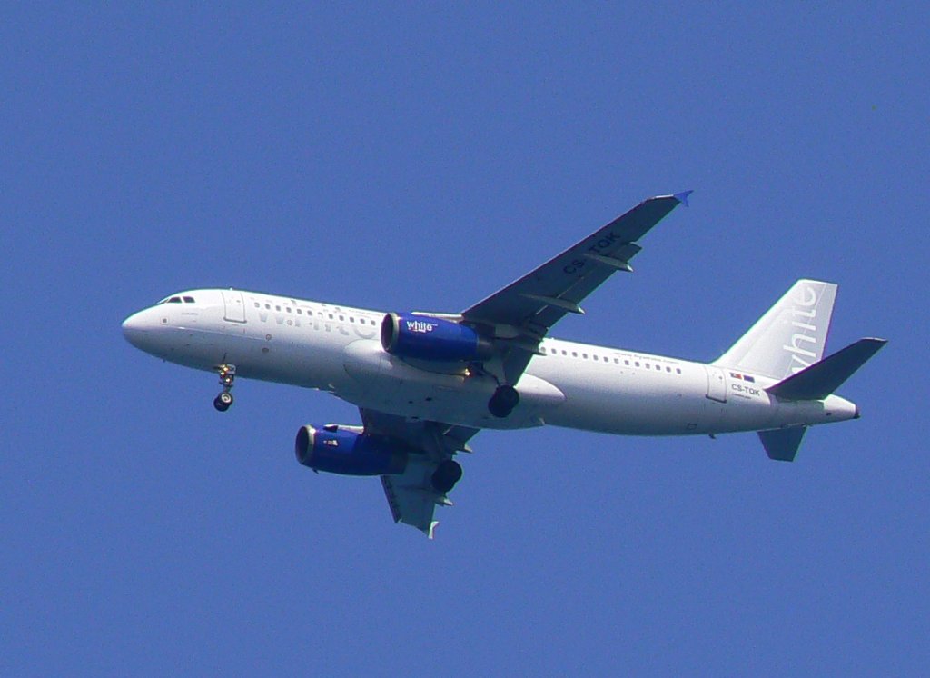 White A 320-232 CS-TQK im Landeanflug auf Korfu am 17.07.2010