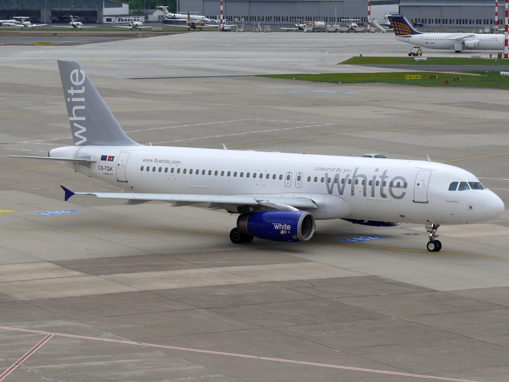 White; CS-TQK; Airbus A320-232. Flughafen Dsseldorf. 10.05.2010.